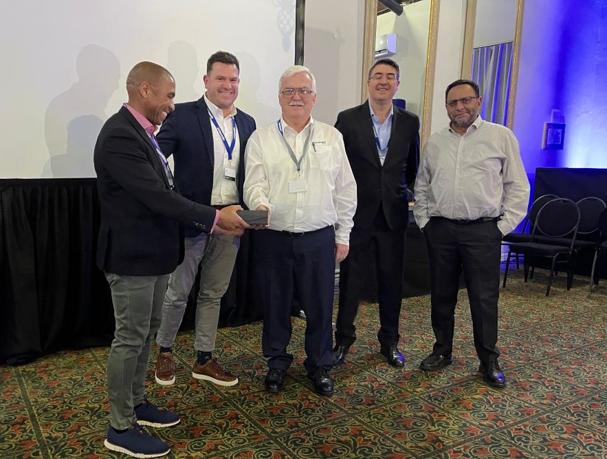 Tsepa Ramoriting, Vice-President of Sales, OpenText Africa, presents the OpenText Africa Partner of the Year 2026 award to Faranani DocTec.